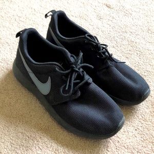 Black Nike Sneakers, mesh upper and lightweight. Used size 6